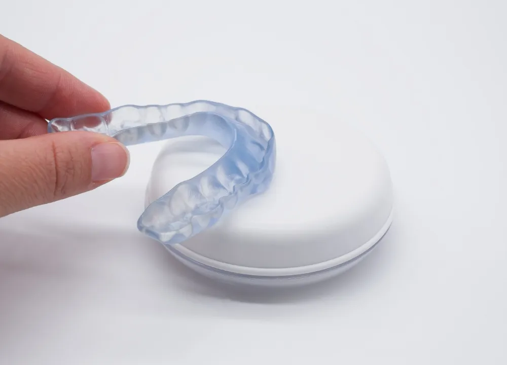 マウスピースを持つ手